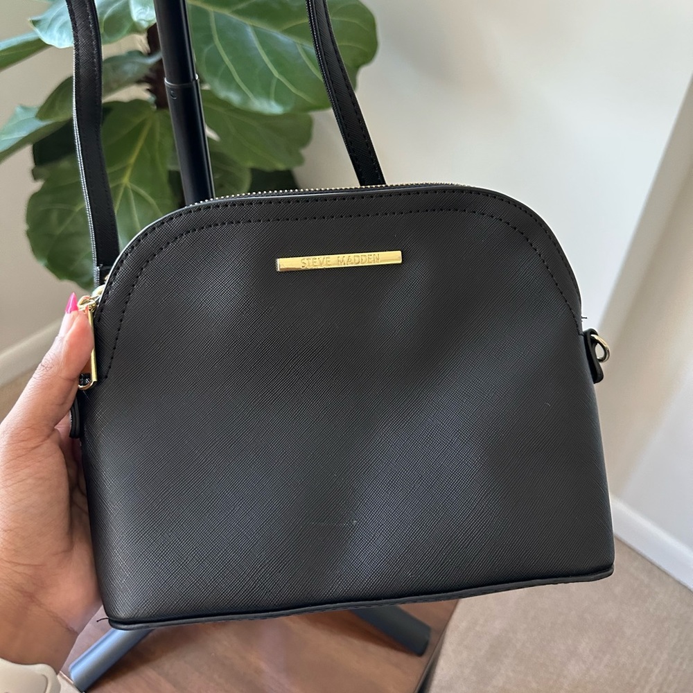 Steve Madden black crosssbody.